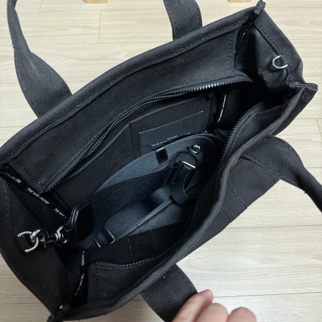 마크제이콥스 더 토트백 미듐 블랙 상품이미지5