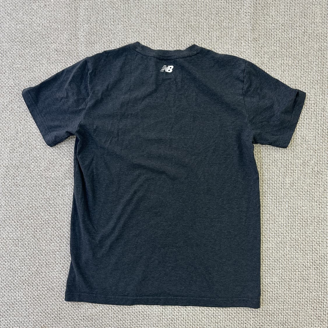 105 뉴발란스 차콜 반팔티0413D 상품이미지4