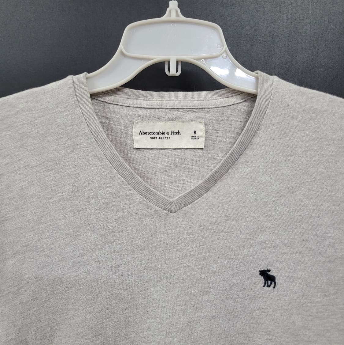 Abercrombie 아베크롬비 자수로고 브이넥 셔츠  상품이미지2