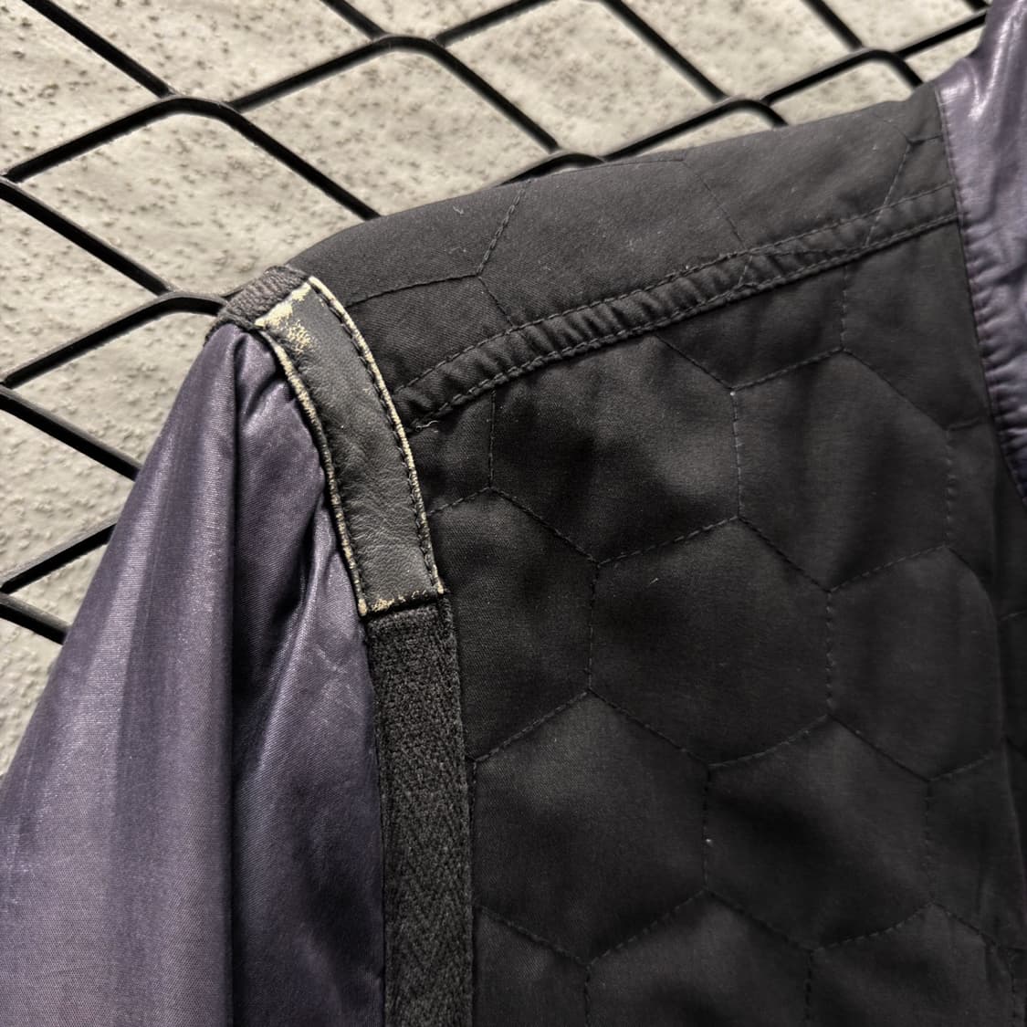 디젤 듀얼톤 블루종 자켓 퀼팅 샤이니 나일론 자수패치 디테일 블랙 상품이미지5