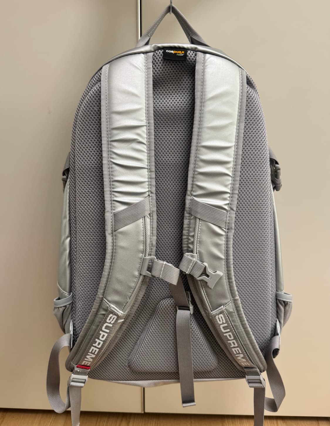 슈프림 22FW 백팩 실버 상품이미지4