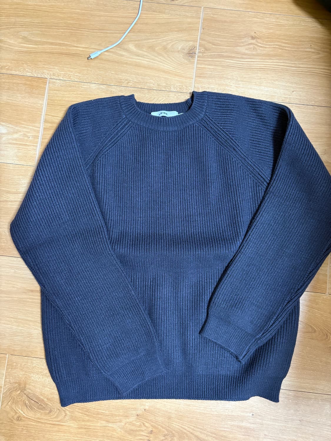 르아르 에센셜 머슬핏 레글런 크롭 니트 [차콜] 상품이미지1