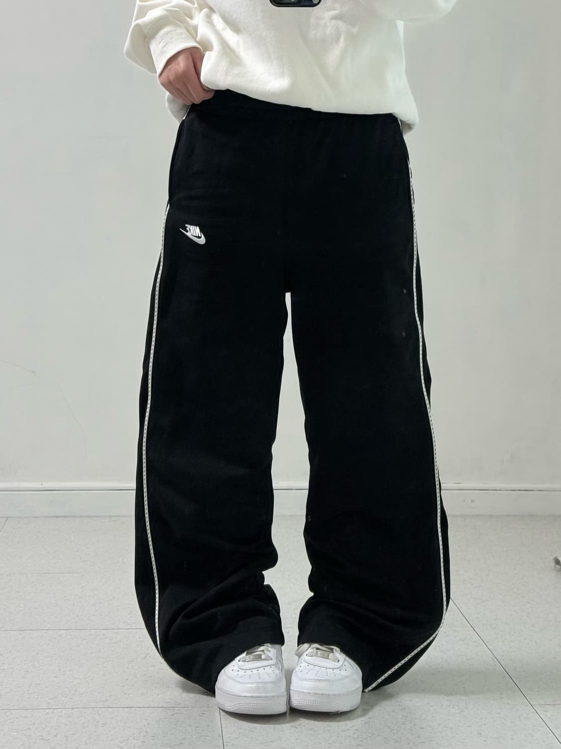 나이키 블랙 미니 스우시 트랙팬츠 상품이미지1