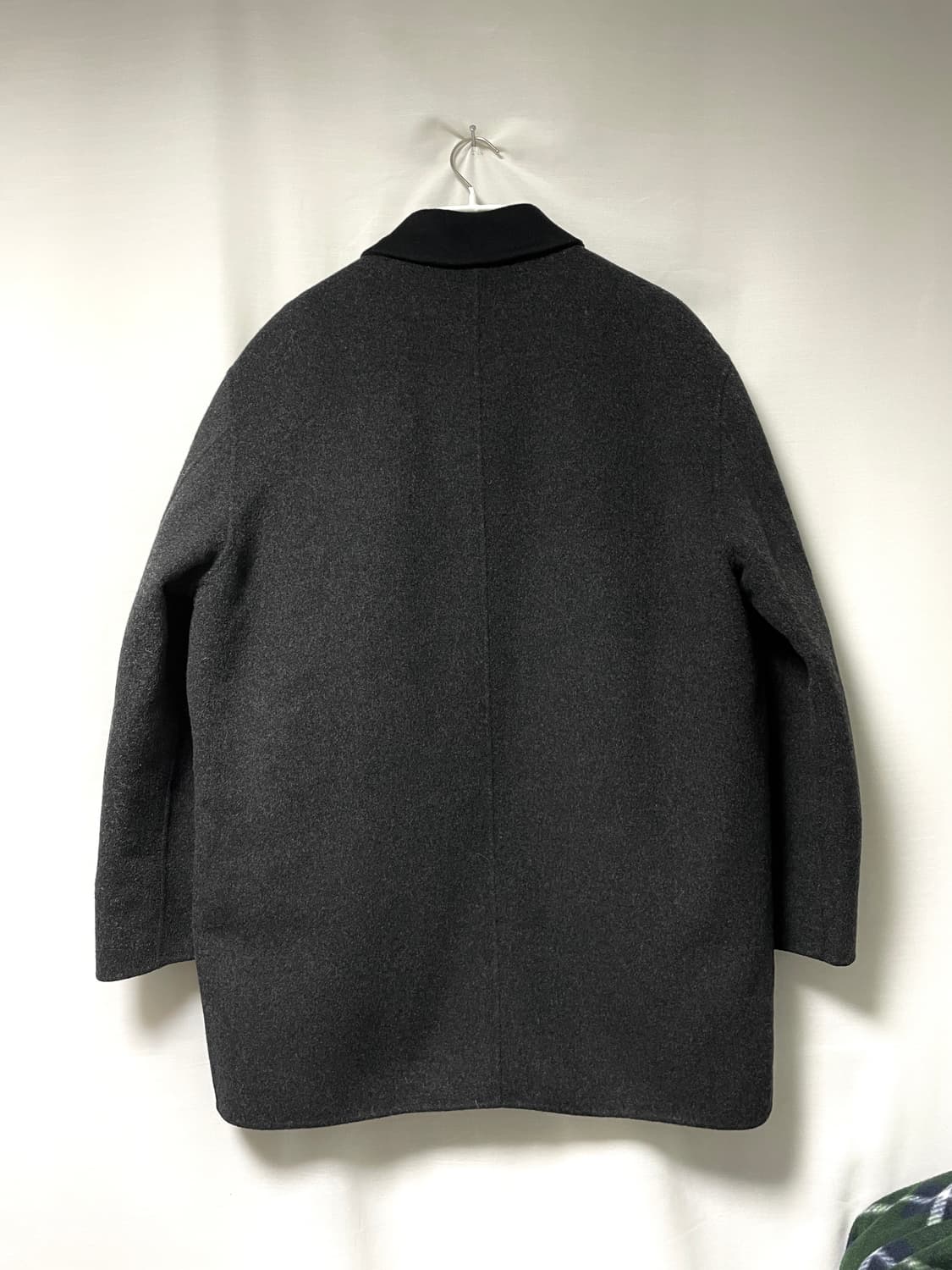 (정품) 입생로랑 남성 여유핏 히든버튼 울 맥코트 _ 차콜 100 상품이미지7