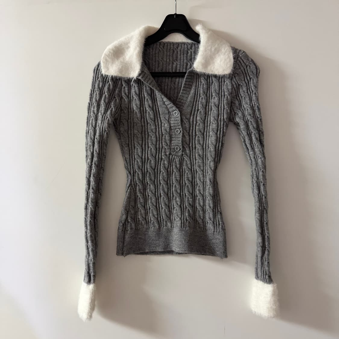 새상품 여자 퍼 꽈배기 브이넥 니트 상품이미지1