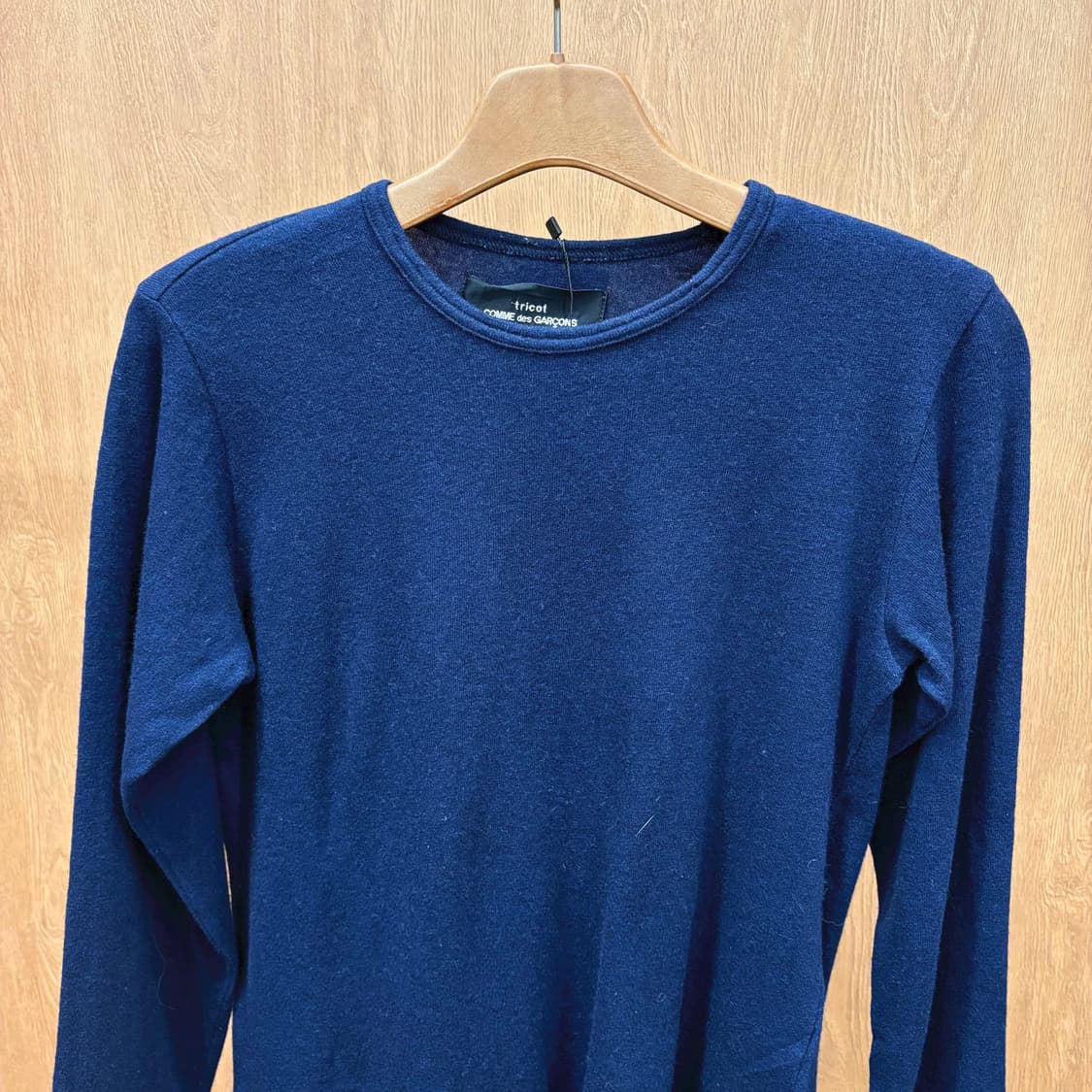 꼼데가르송 트리콧 라운드넥 긴팔 니트 미니멀 무지 디테일 레귤러핏 네이비 상품이미지4
