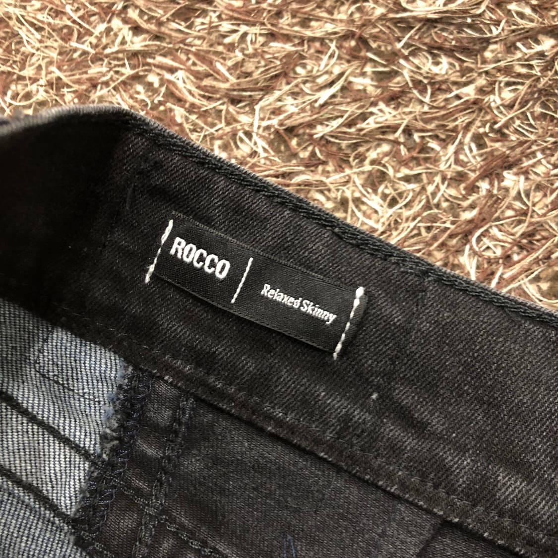 38 트루릴리전 워싱 패치 디테일 데님 팬츠 상품이미지4