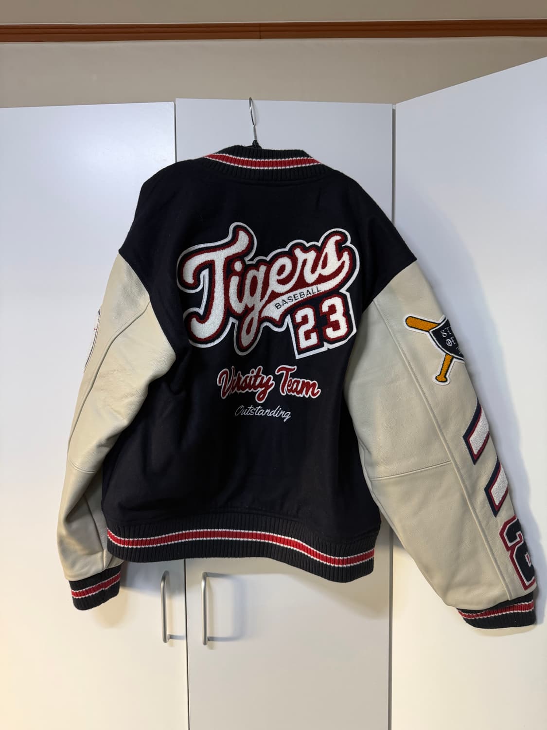 아웃스탠딩 와펜 바시티 자켓 판매합니다.  상품이미지2