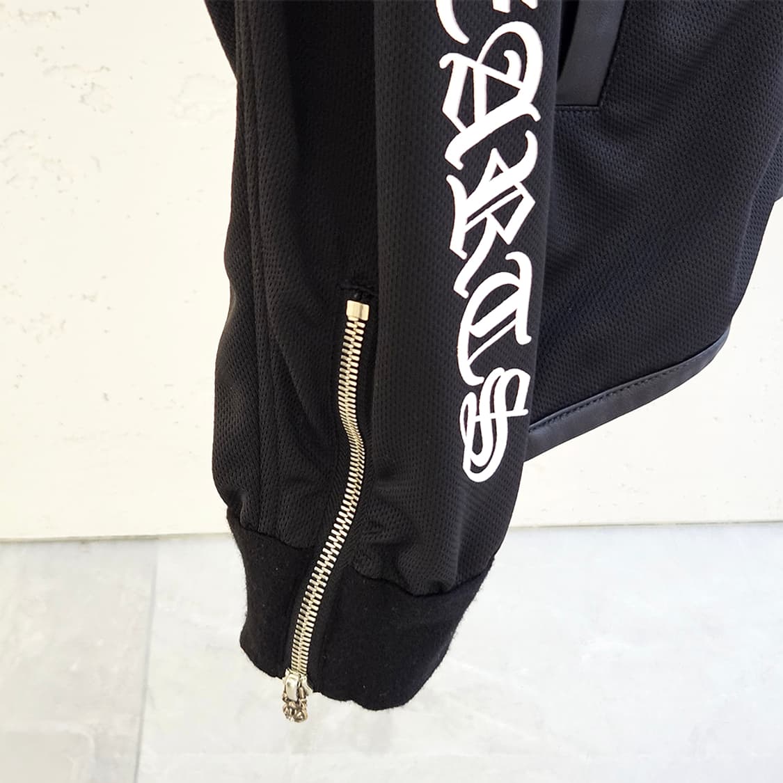 [M] 크롬하츠 말발굽 레터링 후드 트랙자켓 블랙LWVOJKGX 상품이미지4