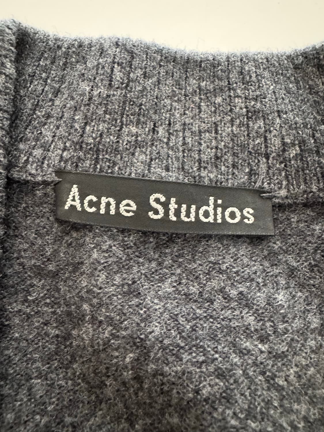Acne Studios 케베 페이스 브이넥 가디건 그레이 상품이미지3