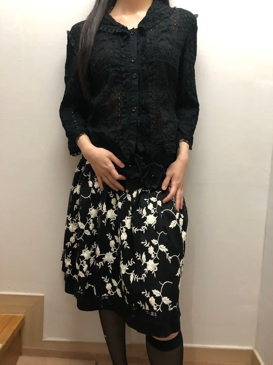 빈티지 블랙 레이스 펀칭 블라우스 상품이미지3