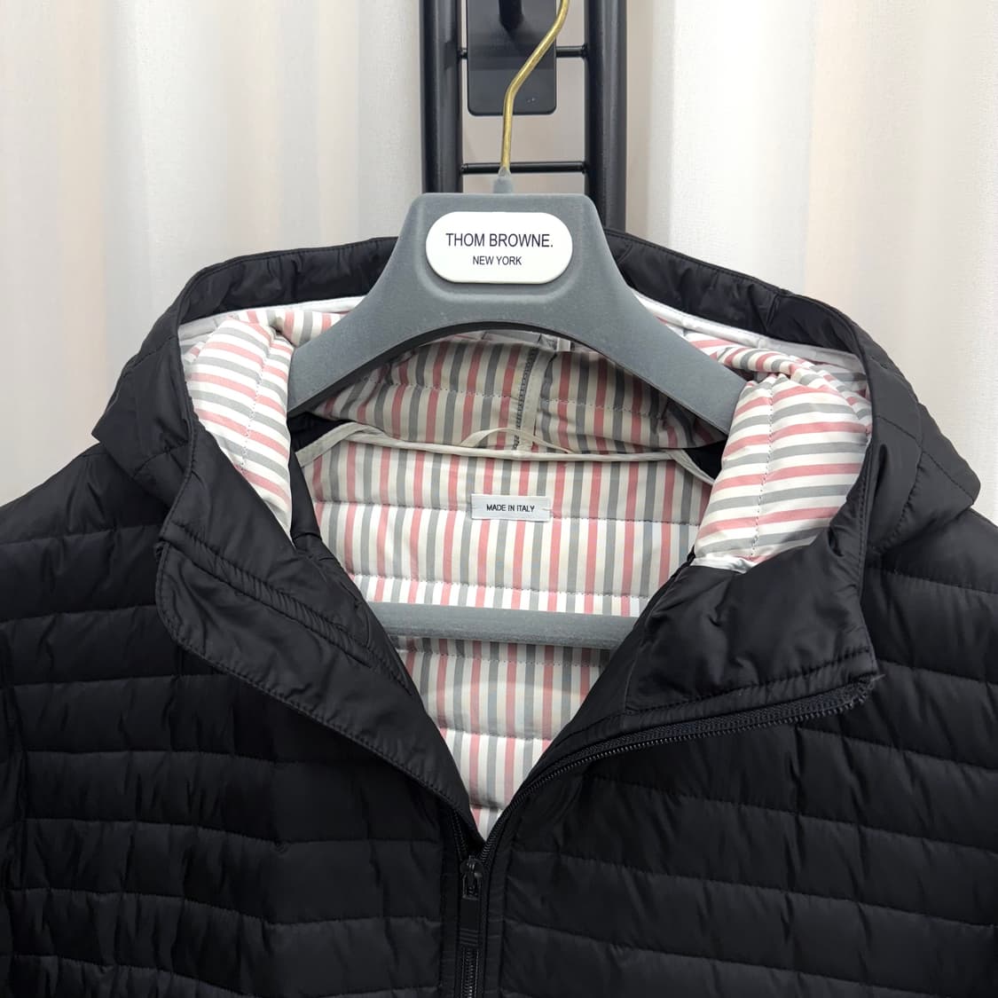 [4] 톰브라운 사선완장 후드 경량패딩 블랙 상품이미지3