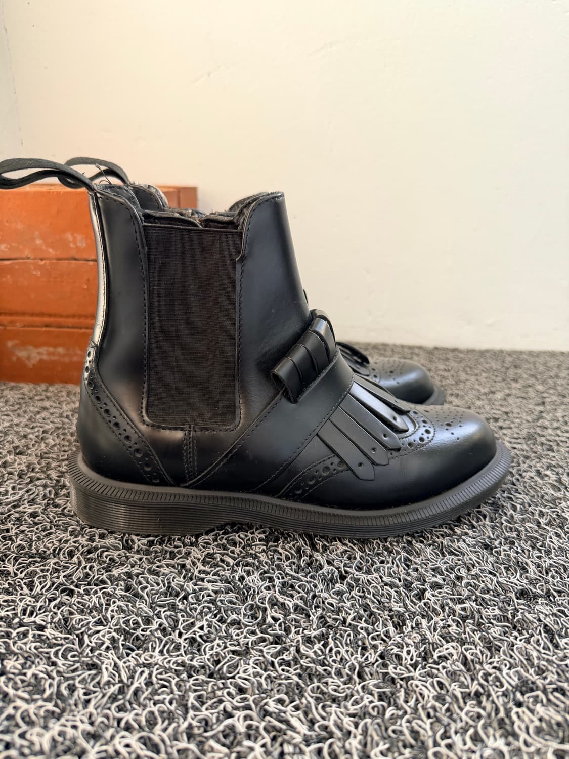 닥터마틴 티나(TINA) 블랙 첼시 부츠 - 브로그 스타일 상품이미지3