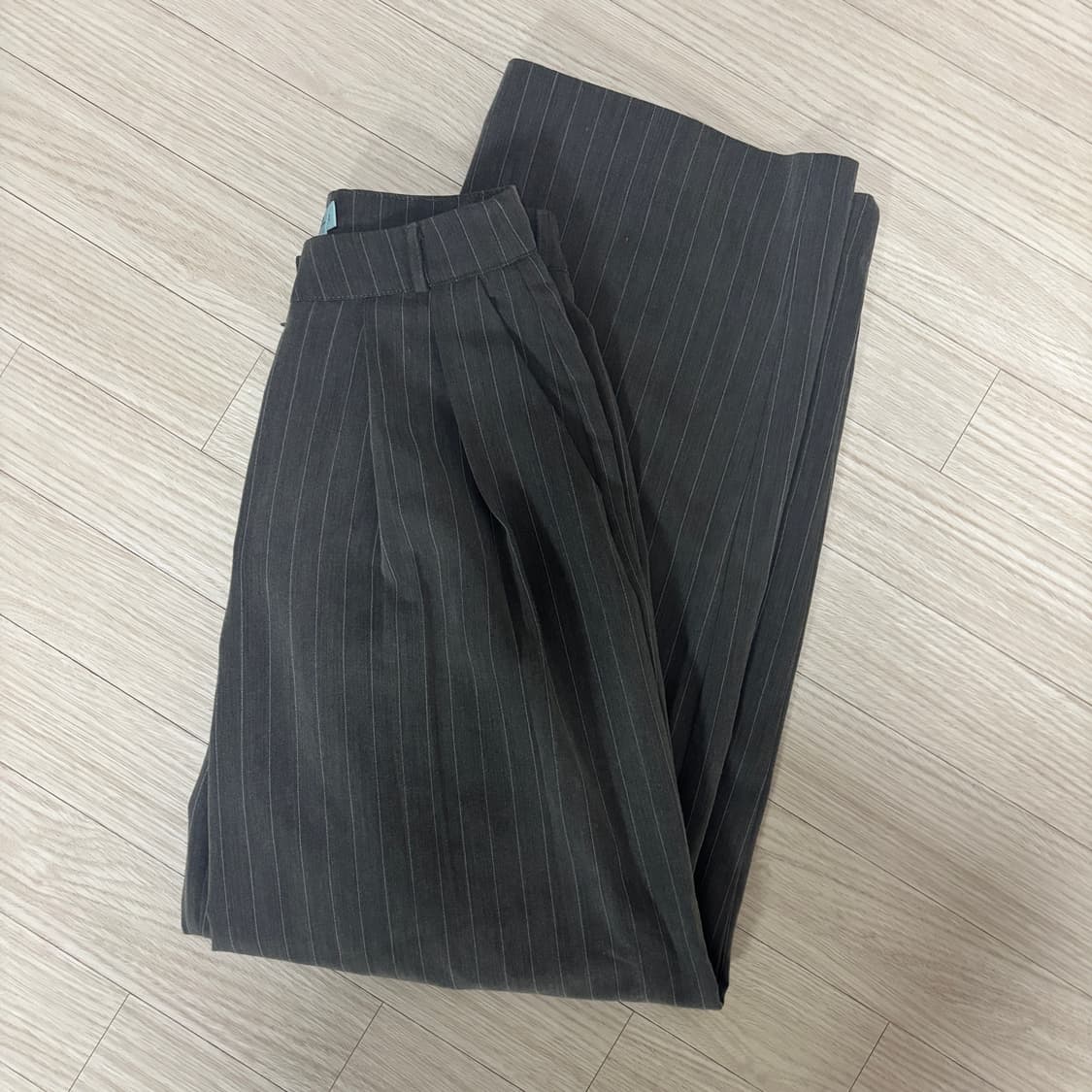 페일제이드 스트라이프 와이드 슬랙스 2023 그레이 상품이미지4