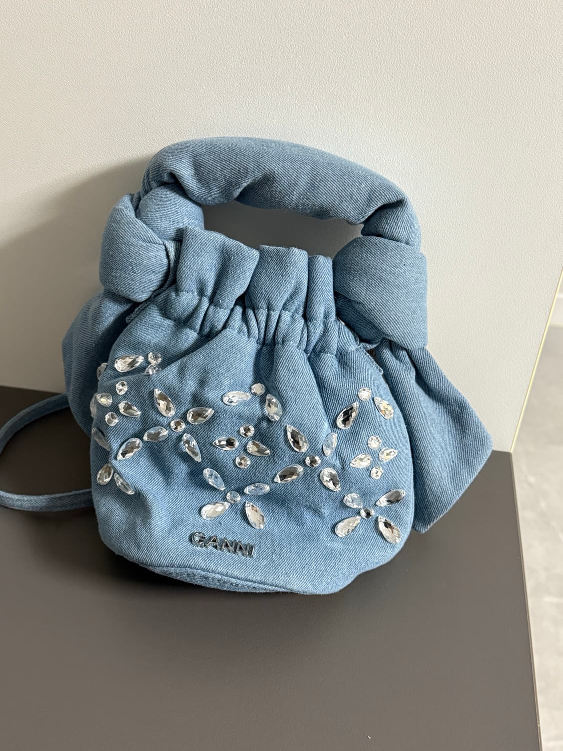 GANNI 가니 오케이션 로고 크리스탈 버킷백 상품이미지3