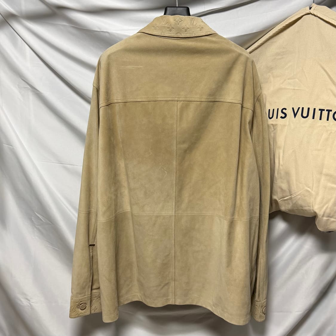 [새상품/56] 루이비통 모노그램 스웨이드 셔츠 자켓 베이지 상품이미지4
