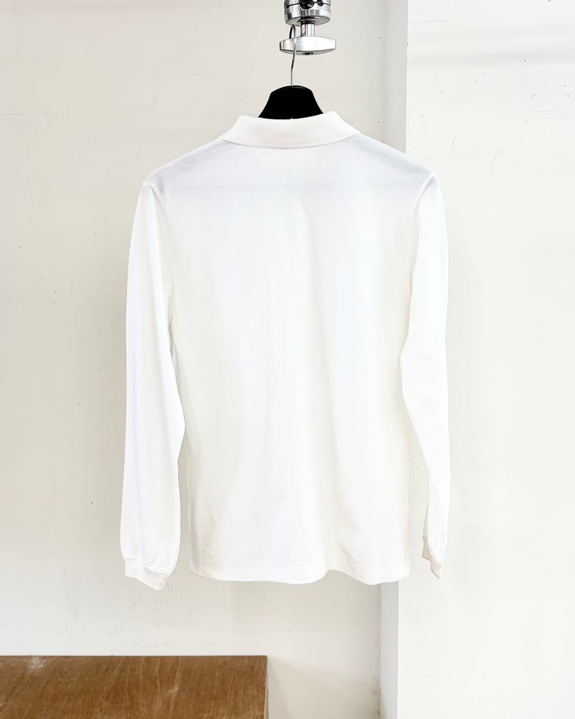 꾸레쥬 화이트 pk 로고 자수 사이드 슬릿 티셔츠  상품이미지6