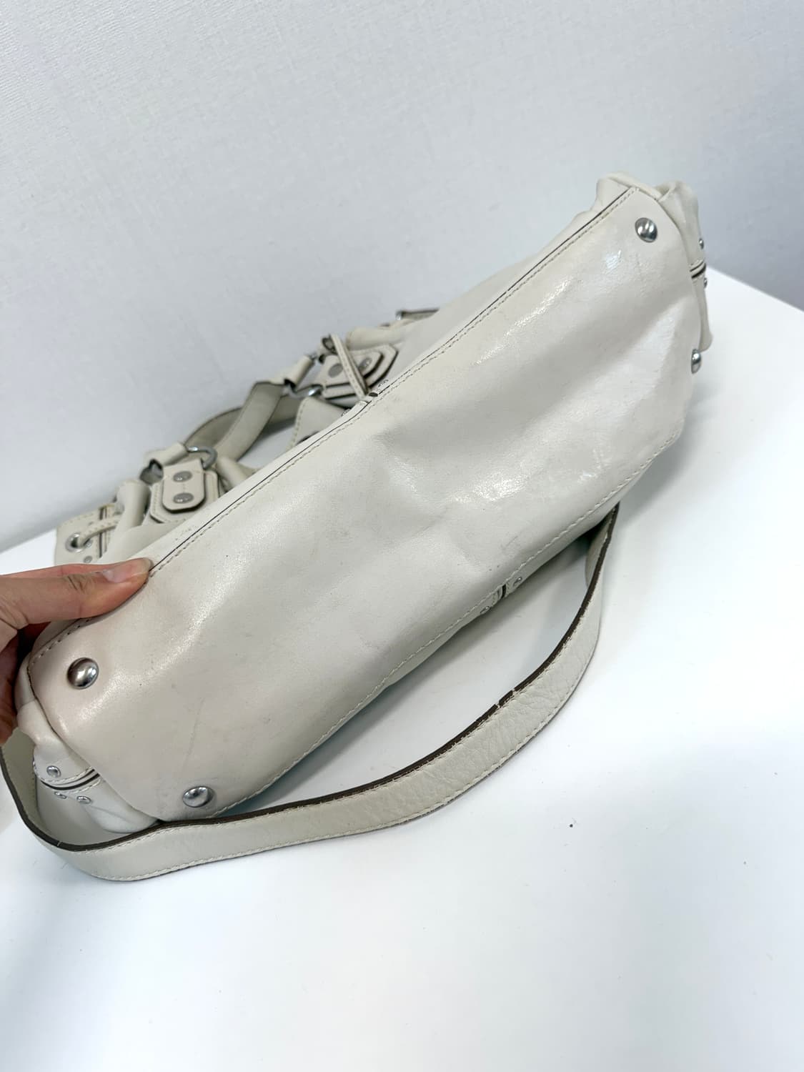 마이클코어스 화이트 스터드 백 상품이미지5