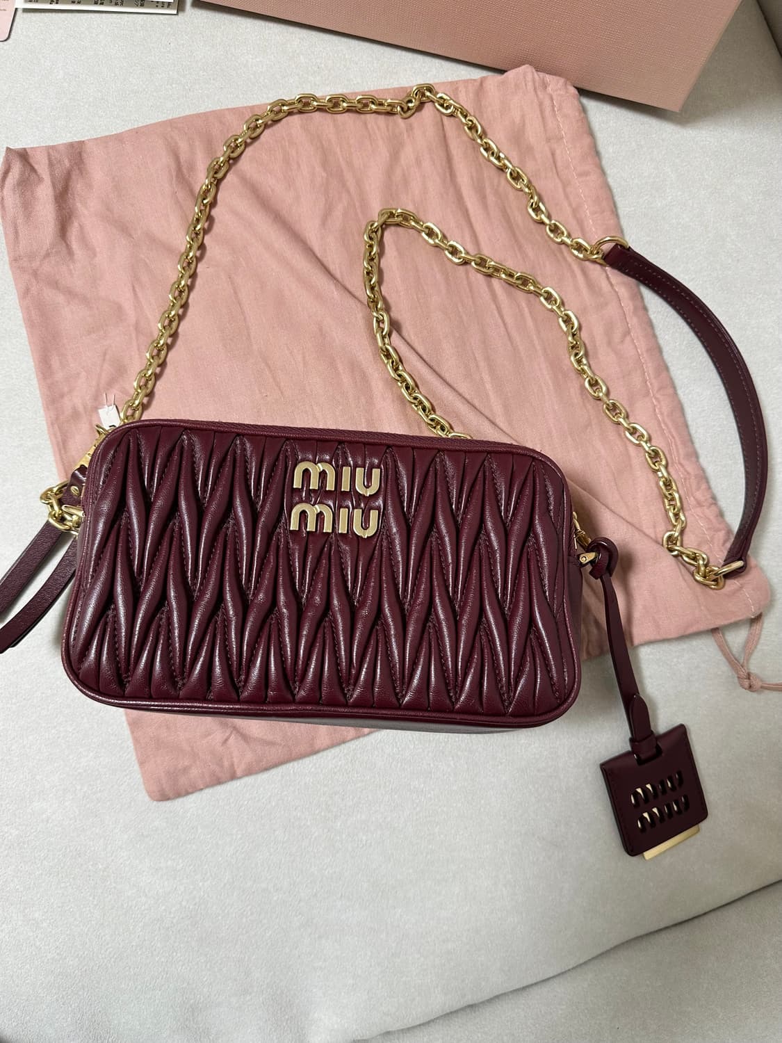 [새상품급 정품] 미우미우 마테라쎄 크로스백 상품이미지7