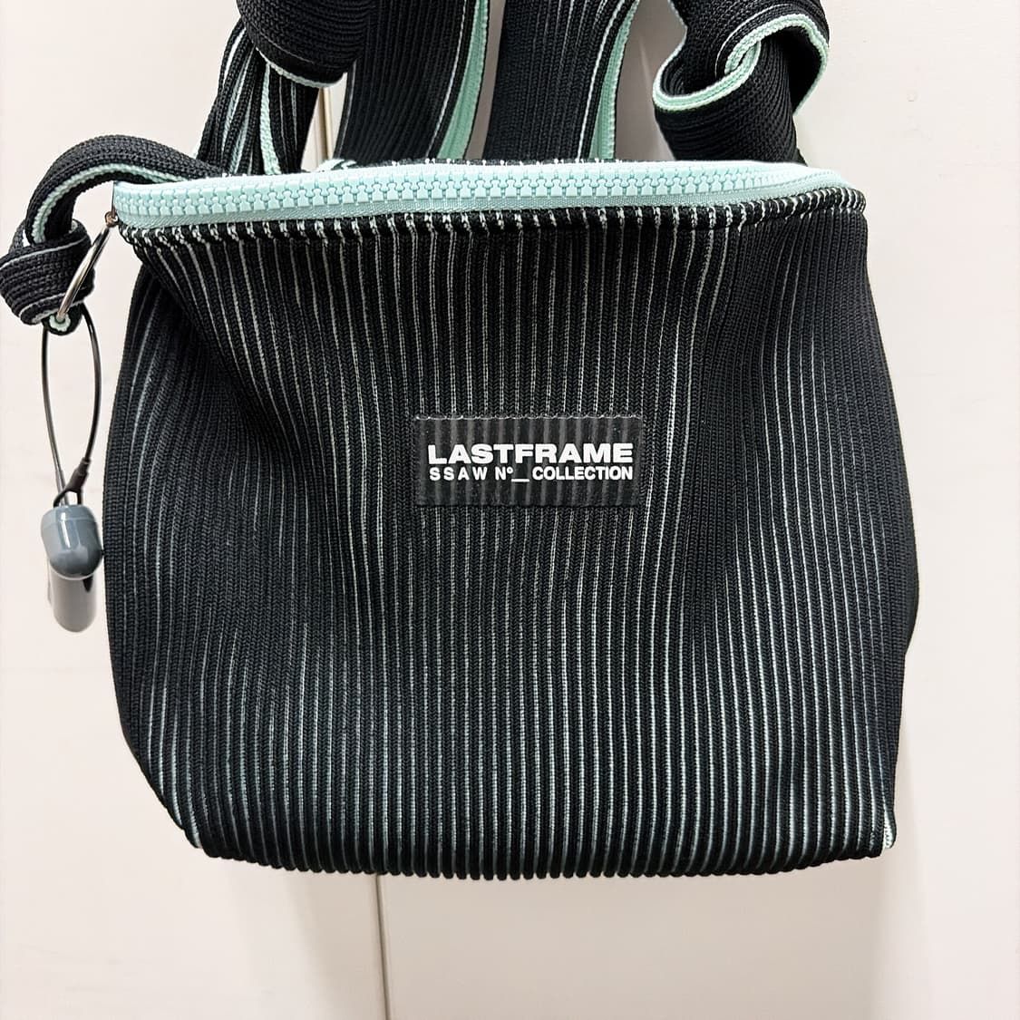(정품/새상품) 라스트프레임 여성 블랙 오비 니트 핸드백 토트백 상품이미지2