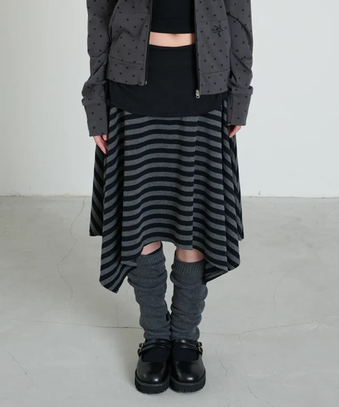 잇자바이브 STRIPE SYMBOL UNBALANCED SKIRT 상품이미지1