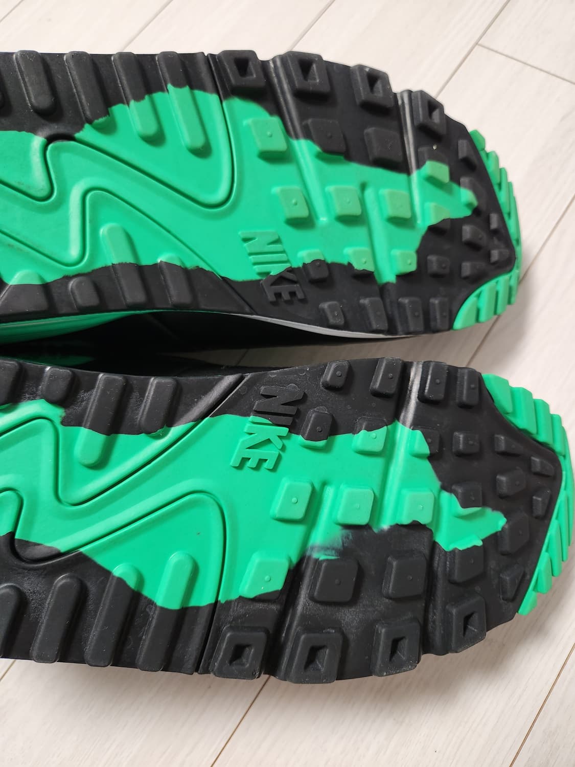 나이키 에어맥스 90 고어텍스 서밋 화이트 포톤 더스트 사이즈275

사 상품이미지9