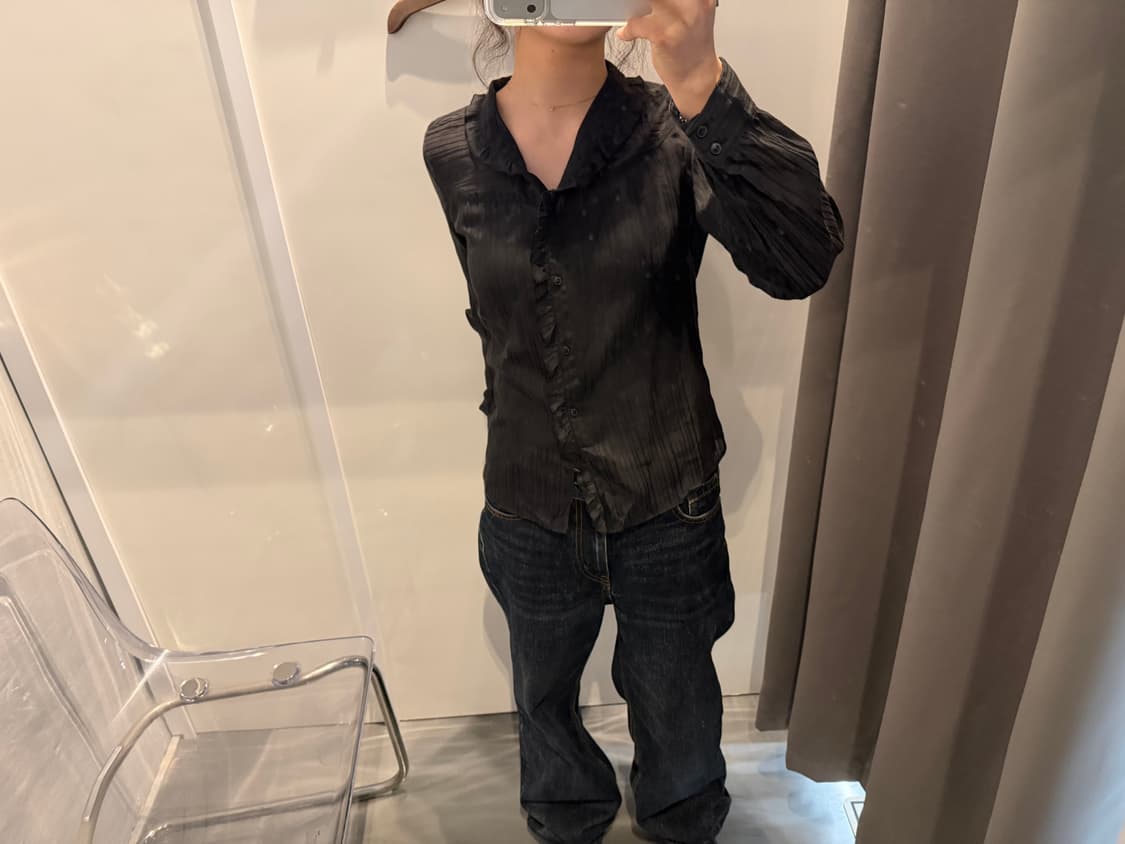 꼼사이즘 롱슬리브 블라우스 프릴 하이넥 스트라이프 패턴 디테일 블랙 상품이미지1
