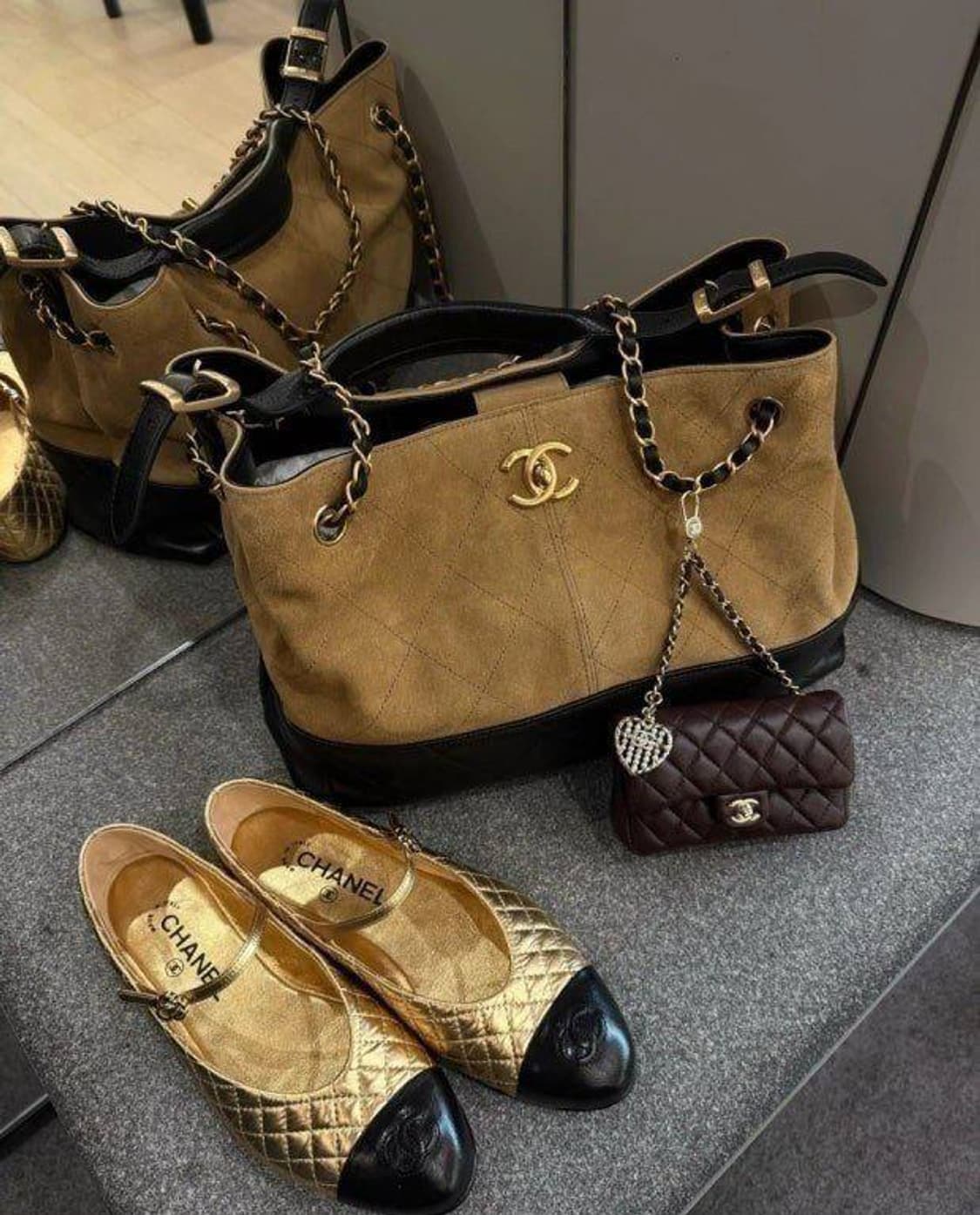 샤넬(Chanel) 25A 스웨이드 쇼퍼백 상품이미지1