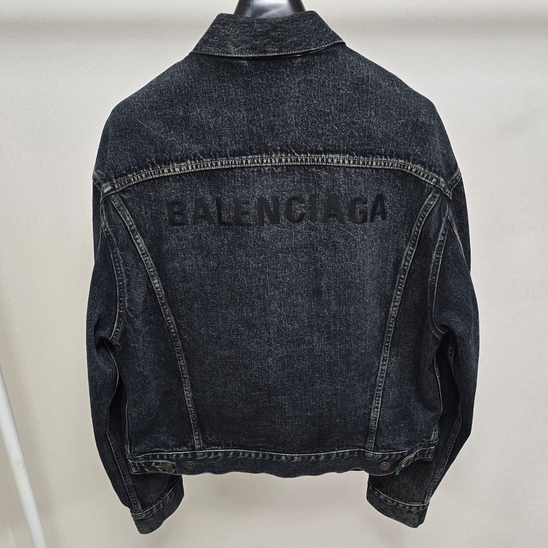 발렌시아가 백로고 흑청 데님 자켓 48사이즈 105 판매 상품이미지1
