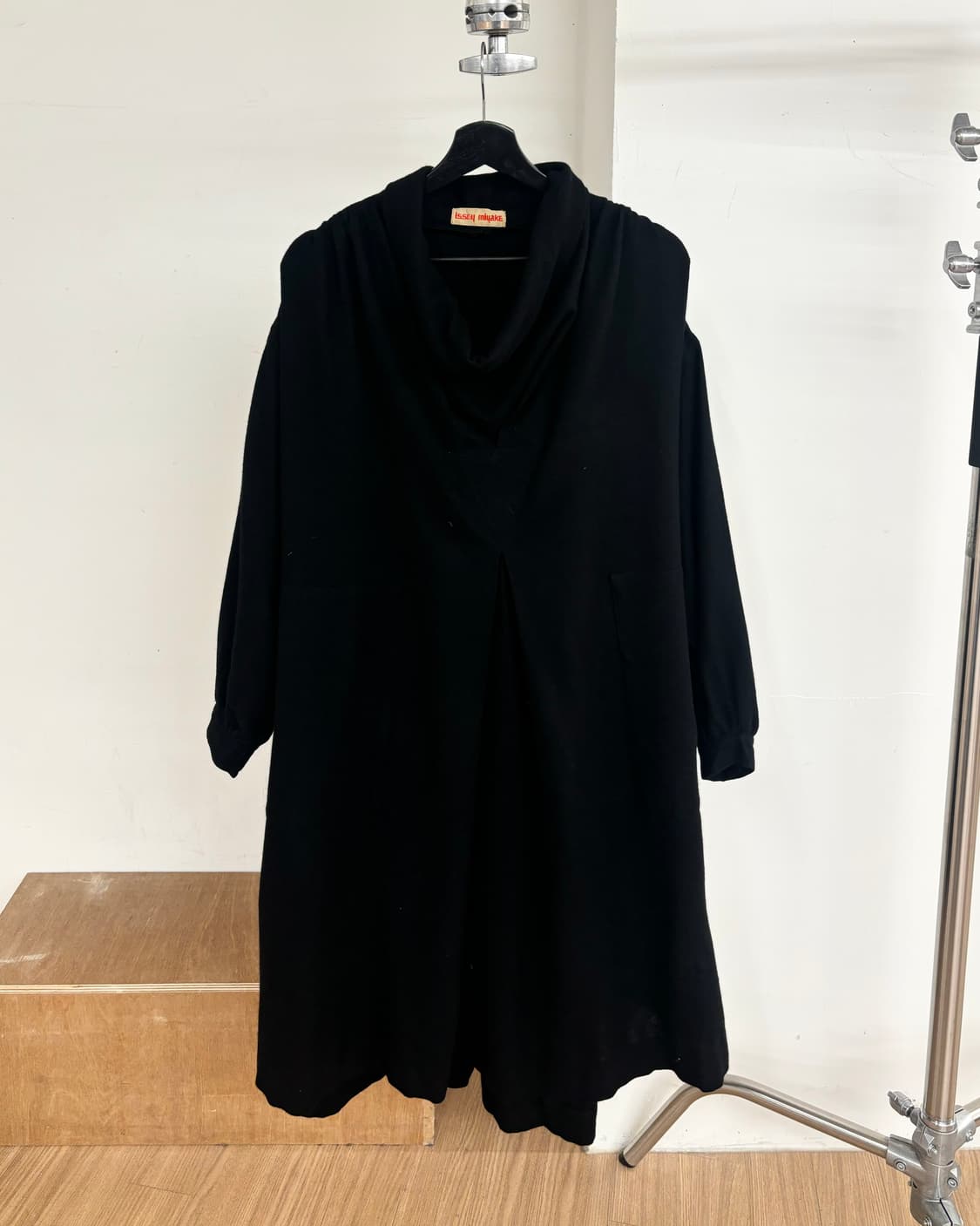 이세이 미야케 블랙 카울 넥 롱 드레스 상품이미지1