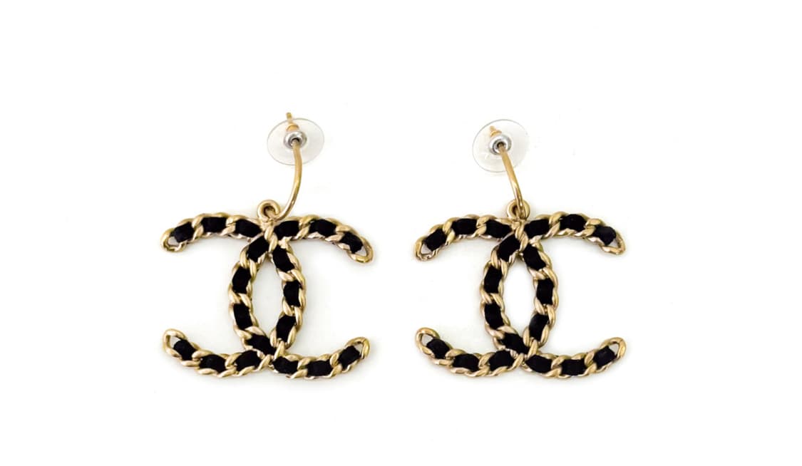 CHANEL 샤넬 여성 마트라세 CC 로고 체인 귀걸이 이어링 골드 블랙 상품이미지1