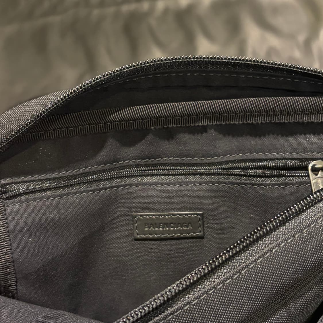 발렌시아가 로고 메신저백 상품이미지4