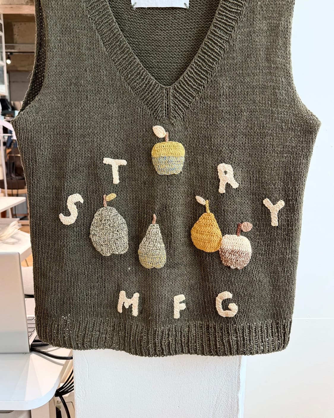 스토리 mfg 카키 크로켓 파티 베스트 니트  상품이미지6