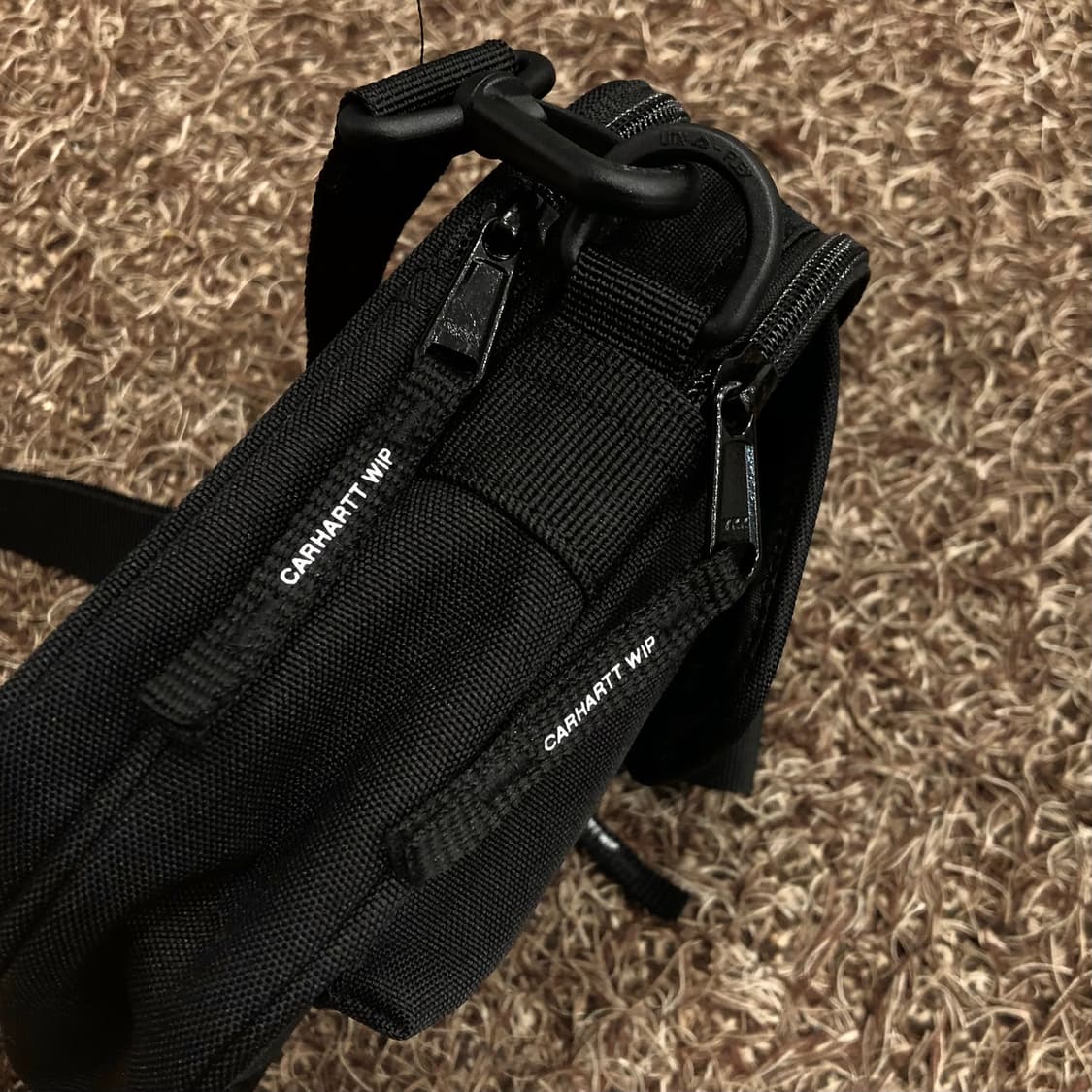 칼하트 WIP 에센셜 미니 크로스백 상품이미지3