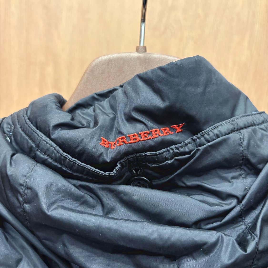 버버리 런던 퀄팅 후드 자켓 클래식 체크 안감 레터링 자수 디테일 블랙 상품이미지6