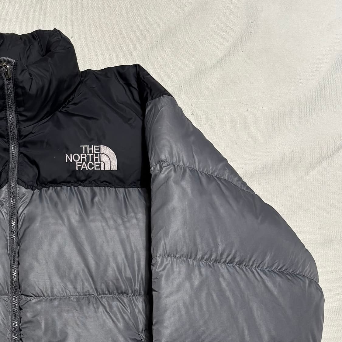 105 노스페이스 700 블랙 그레이 눕시 패딩 상품이미지1