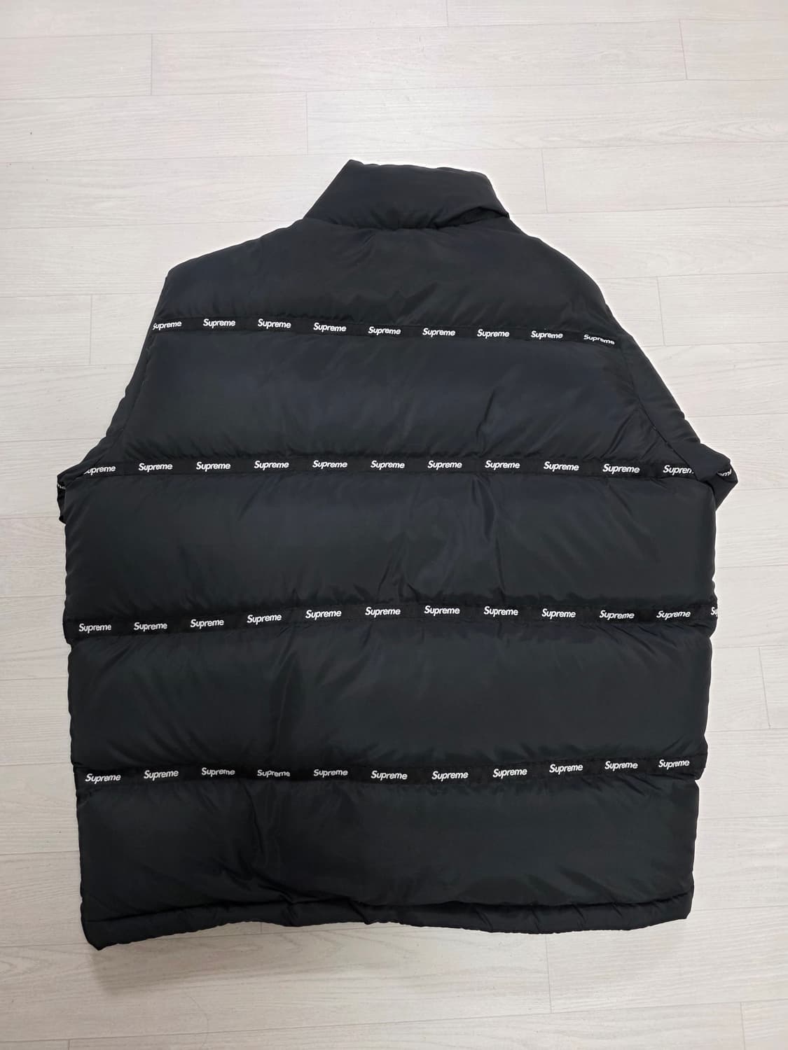 슈프림 테이프 로고 푸퍼 패딩 블랙 상품이미지2