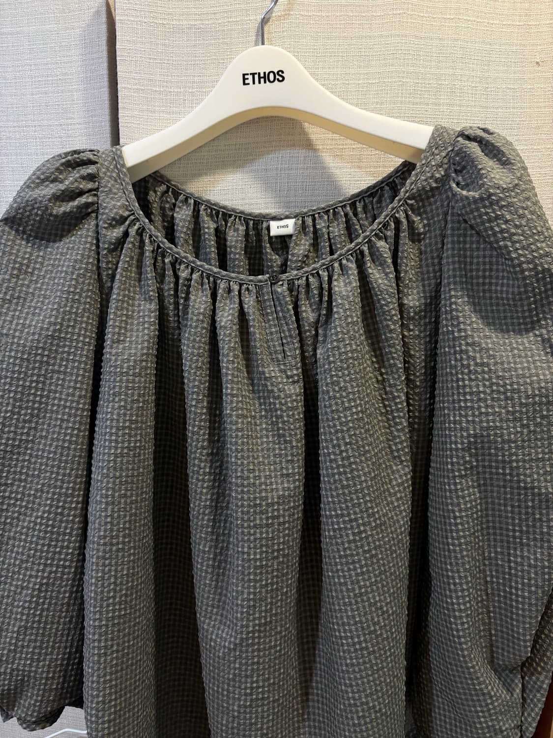 에토스 ethos ROUND NECK SHIRRING BLOUSE 상품이미지1
