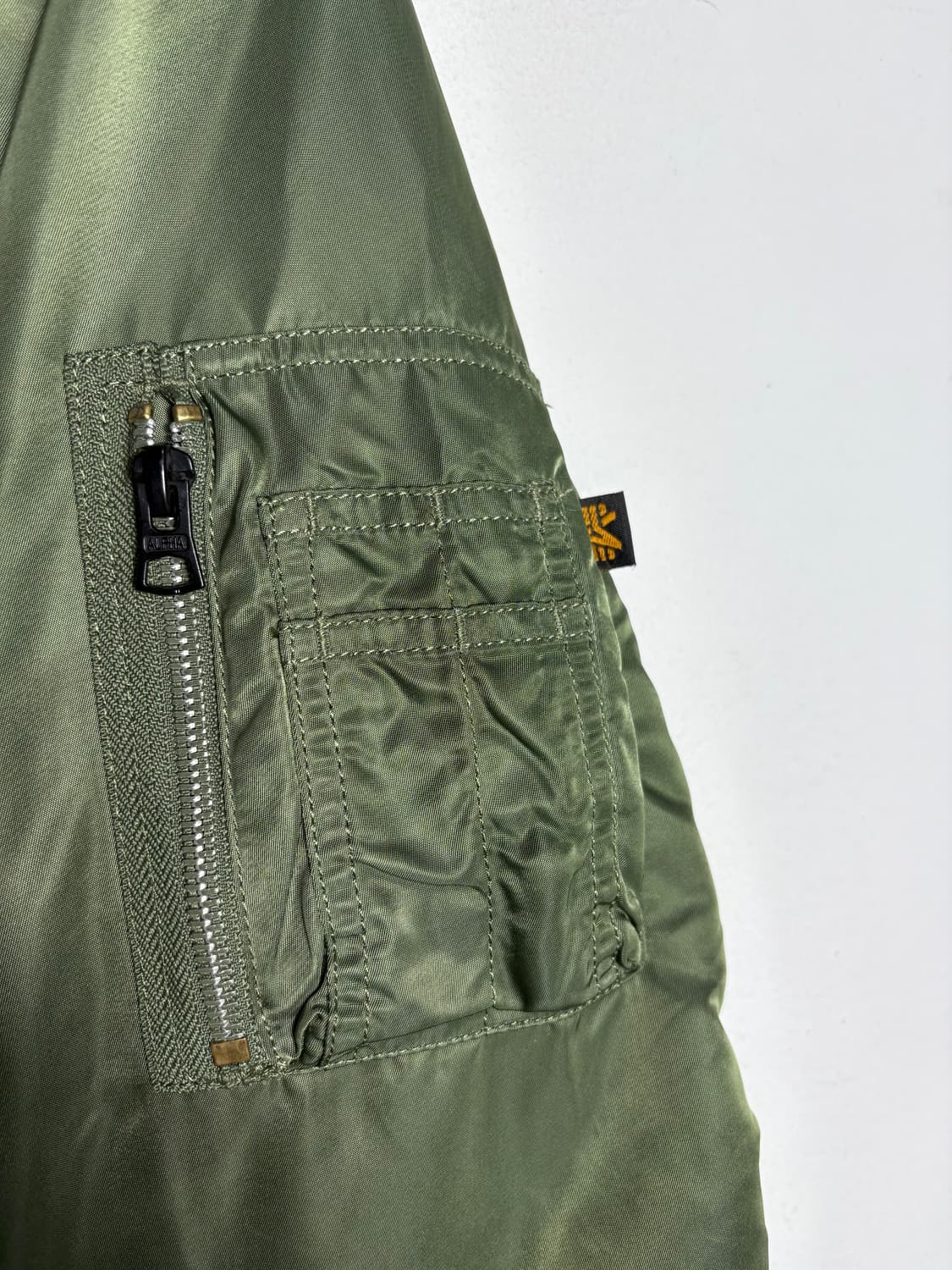 알파 인더스트리 ma-1 항공점퍼 카키 상품이미지4