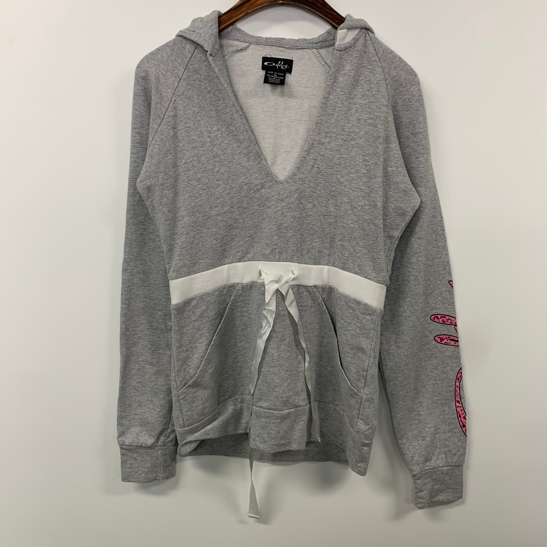 오클리 레터링 그레이 브이넥 후드티 상품이미지2