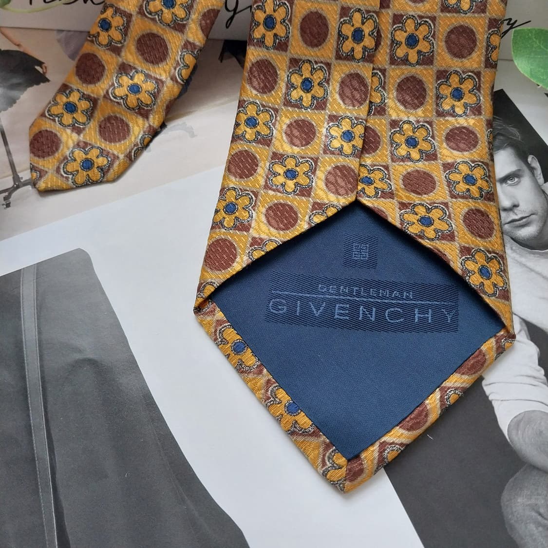 지방시 실크 진노랑 플라워 패턴 넥타이 9.5cm A+등급 K1470

 상품이미지7