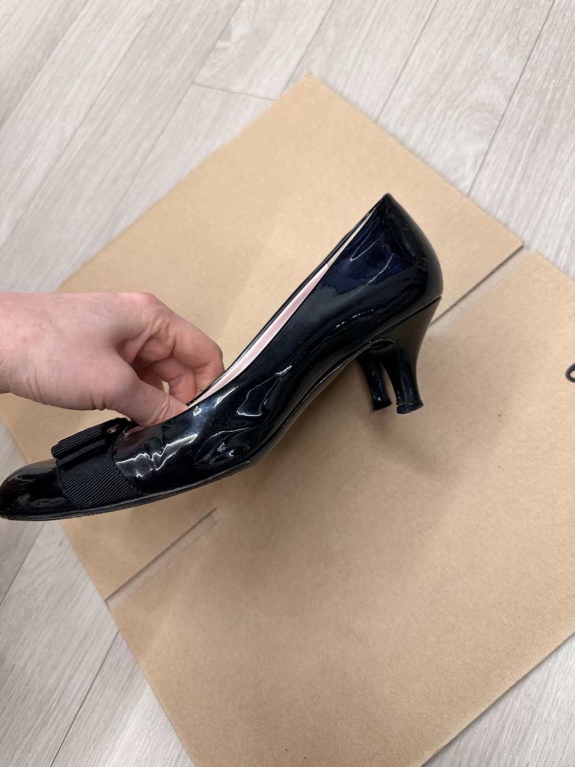 페라가모 블랙 에나멜 리본 펌프스 상품이미지3