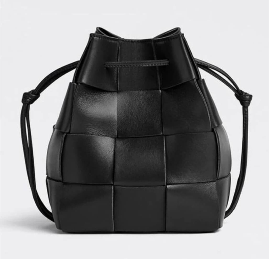 보테가베네타 스몰 카세트 크로스바디 버킷 백 블랙 상품이미지5