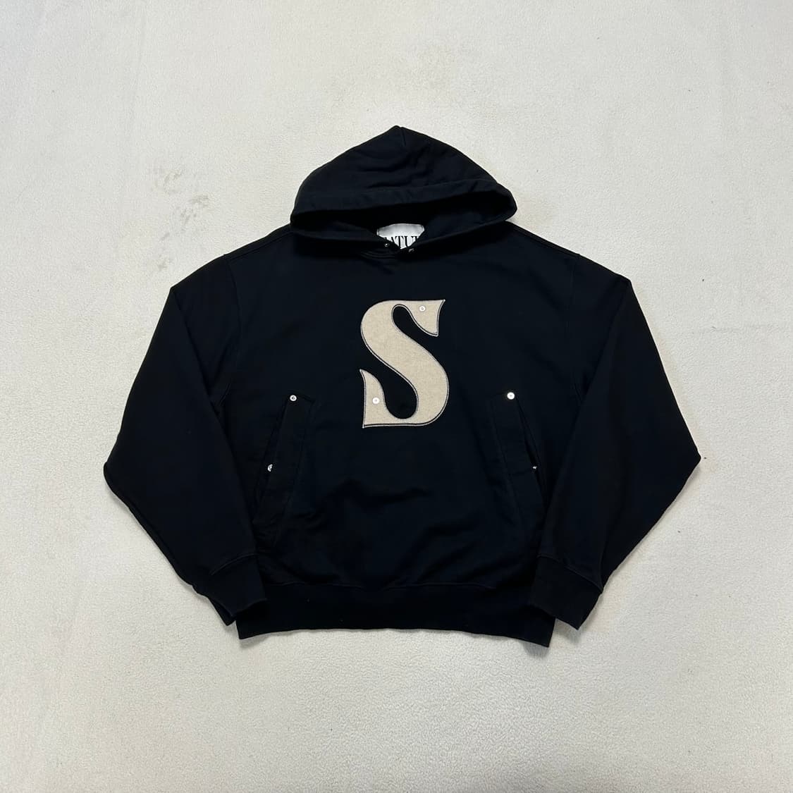 Satur Rivet Appliqué Black Hoodie 상품이미지4