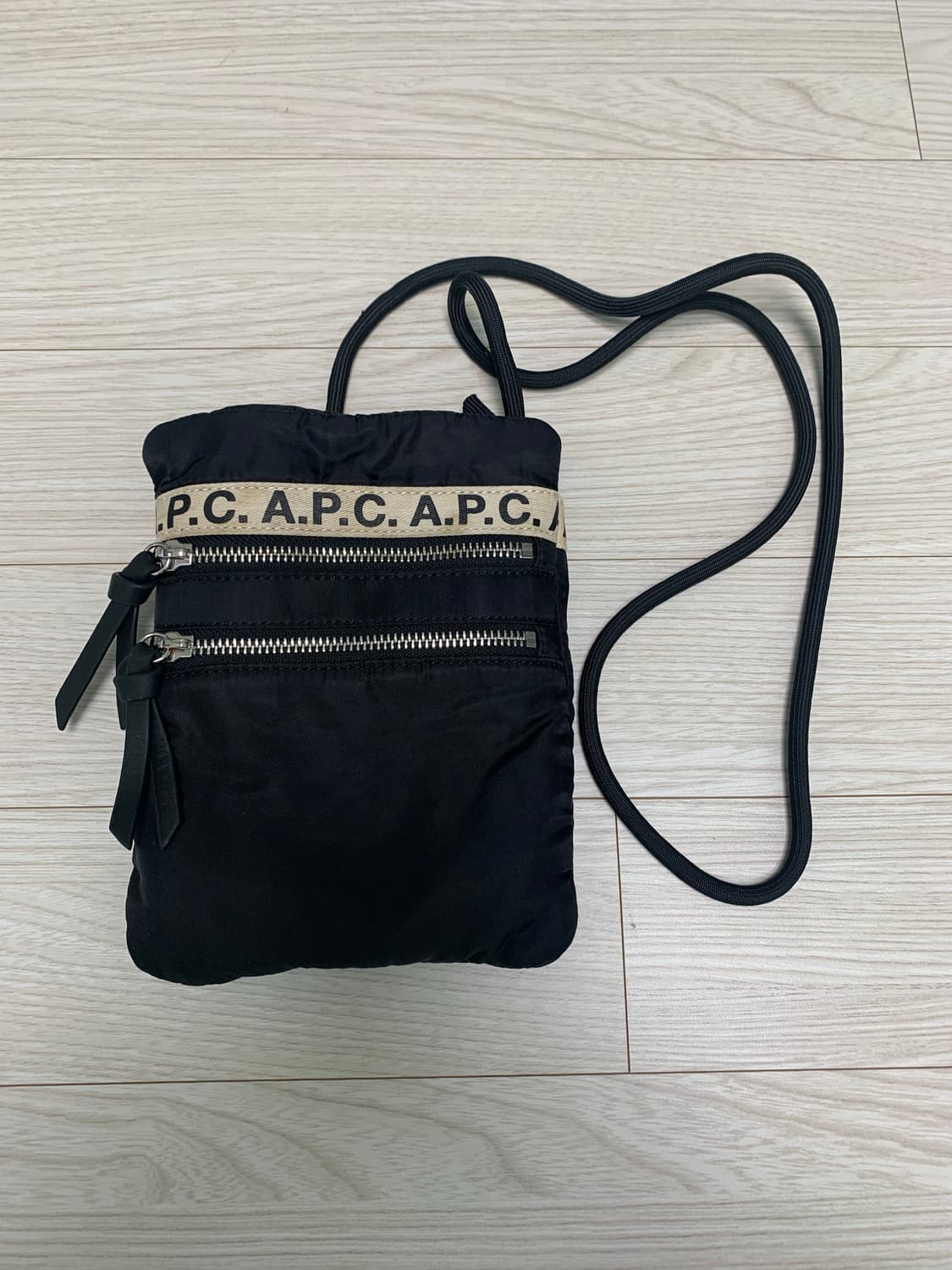 아페쎄 리핏 넥 파우치 블랙 상품이미지1