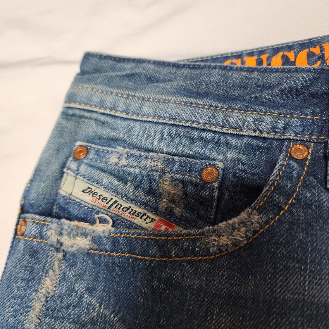DIESEL 타바 디스트로이드 연청워싱 데님팬츠 상품이미지8