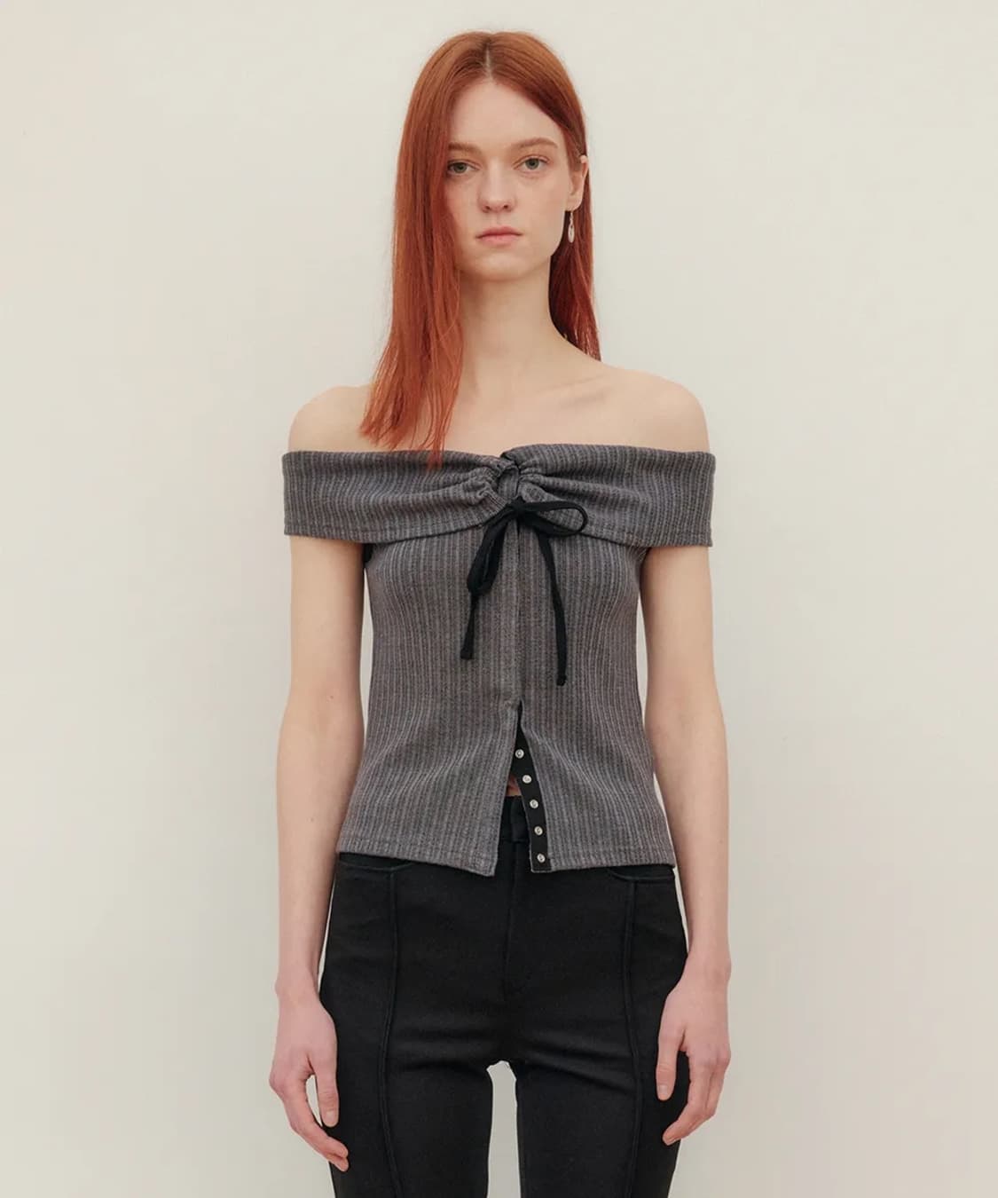 Yuse 유즈 스트링 오프숄더 탑 차콜 상품이미지1
