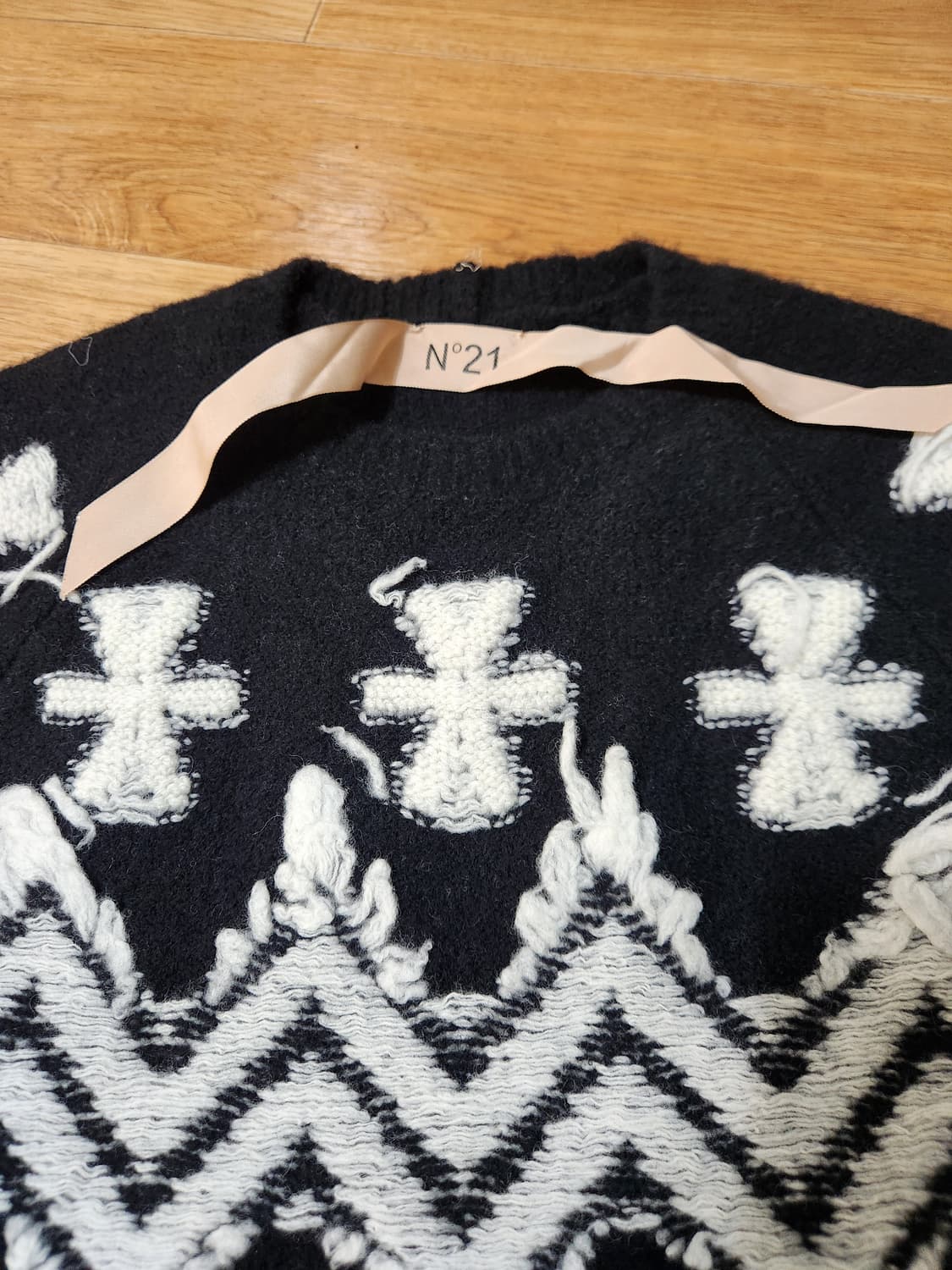N21 블랙 패턴 니트 스웨터 상품이미지3