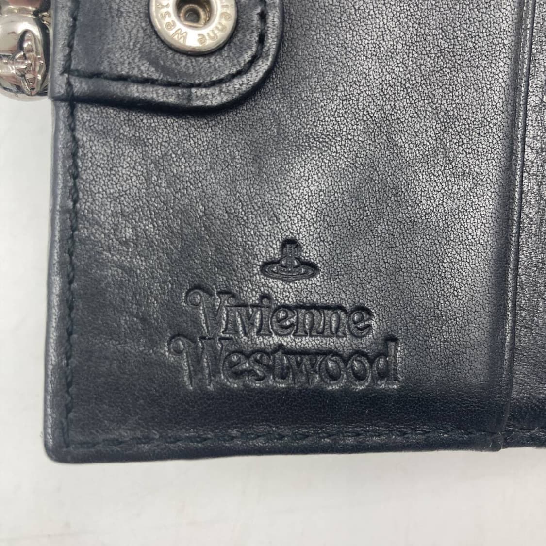 비비안 웨스트우드 가죽 엠보싱 패턴 지갑 상품이미지9