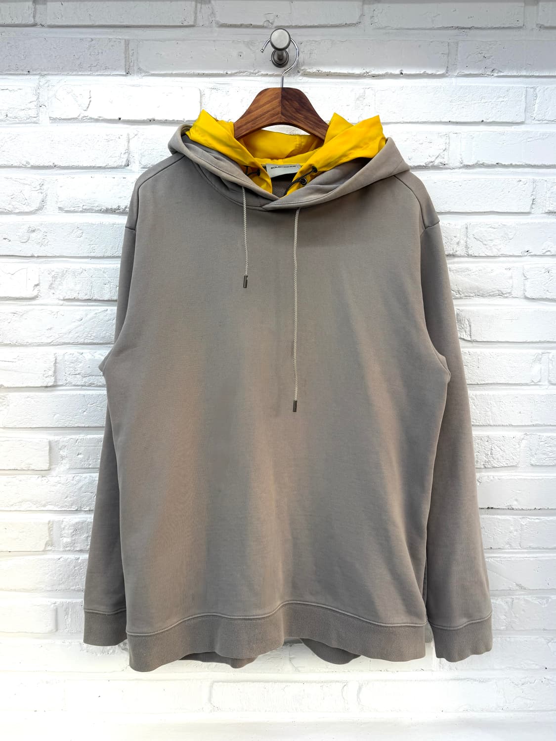 솔리드 옴므 그레이 옐로우 후드티 상품이미지3